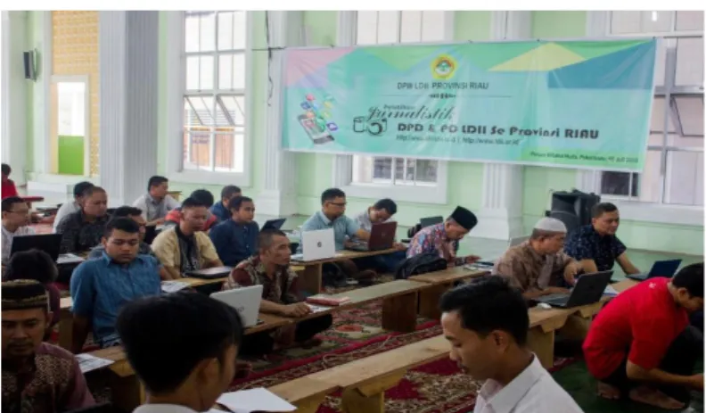 Gambar 5 Pelatihan Pembuatan Naskah Berita di DPD LDII RIAU Mahasiswa Bersama  Perwakilan DPD LDII Se- Riau 