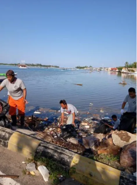 Gambar 3.8 Foto saat Bersih pantai di Dermaga Timur  Pelabuhan Karimunjawa 