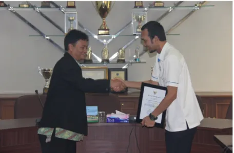 Gambar 3. Penyerahan Piagam Penghargaan Oleh BPS Provinsi Riau   Kepada Responden Perusahaan Terbaik 