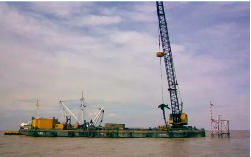 Gambar 2.10.Contoh penggunaan ponton pada crane  (http//www.rn-salvamento.com) 
