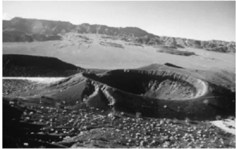 Gambar 1.2.8.4.1  Maar yang terbentuk akibat  lava yang kontak dengan air  permukaan di Death Valley,  USA 