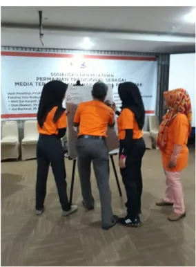 Gambar 4.2  Peserta pelatihan dari Dinas Sosial  Kabupaten Pangandaran           sedang melakukan simulasi  materi