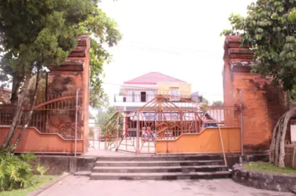 Gambar X: Gerbang pintu masuk Taman Narmada  Dokumentasi: ( Lilik Agustina, 4 April 2016 ) 