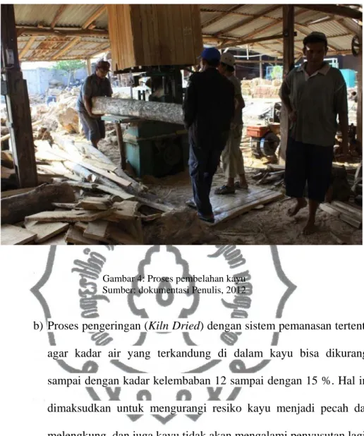 Gambar 4: Proses pembelahan kayu  Sumber: dokumentasi Penulis, 2012 