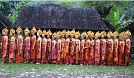 Foto  1.  Gadis-gadis  Tenganan  mengenakan  tenun  gringsing  dalam  suatu upacara adat (Foto Arba Wirawan)
