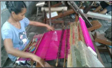 Gambar 1. Proses Menenun 