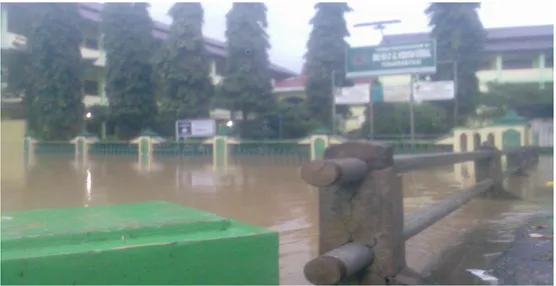 Gambar 1. Kejadian Banjir Kali Kendal di Kota Kendal tanggal 2 Februari 2014  Mengelolaan  DAS  Kendal  yang  tidak  memperhatikan  aspek  konservasi  mengakibatkan  daya dukung DAS mengalami penurunan