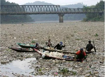 Gambar 9. Timbunan Sampah di Sungai Citarum 