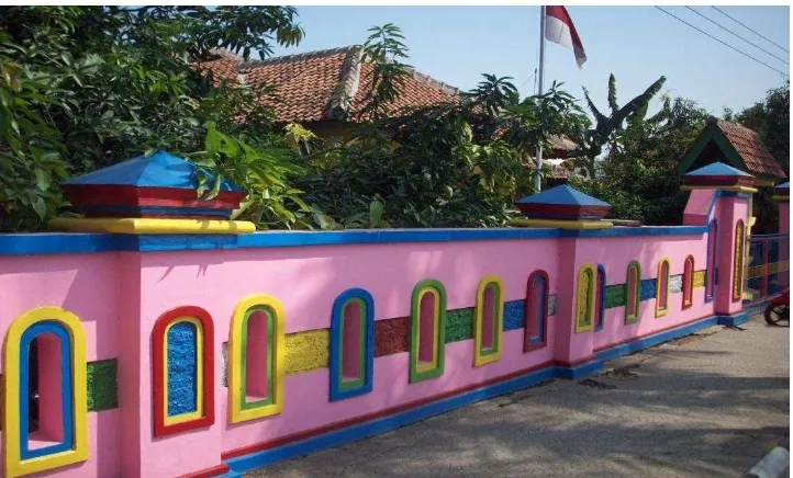 Gambar 2.Gerbang Pintu Masuk di TK Pembina Slawi, Kabupaten Tegal ( Foto : Slamet Dwi Haryanto, Maret 2013 ) 