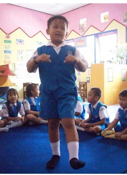 Gambar 15. Ekspresi Pranata Dias Pinandita saat bernyanyi di ruang kelas 