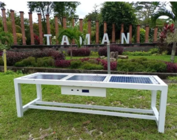 Gambar 5. Pemasangan Bangku Solar Cell di Taman Tiga Generasi 