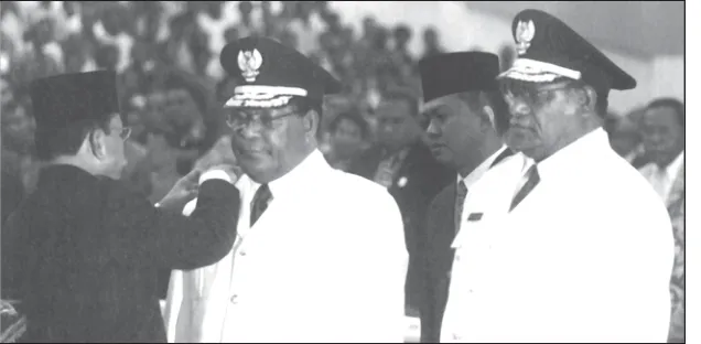 Gambar 2.7Seorang Bupati dan Wakilnya dilantik oleh Gubernur.Sumber:Tempo, 20 Agustus 2006