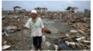 Gambar 2.3: Pasca Tsunami di Aceh  Sumber:http://umum.kompasiana.com/2009/12/26/t sunami-yang-tersisa-adalah-pelajaran-5/  (diakses  pada tanggal 8 juni 2012 pukul 21.00 WIB) 