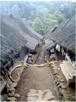Gambar 3.12 Batu kali sebagai batas bangunan rumah Pagar bambu sebagai batas 