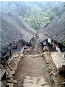 Gambar 3.12 Batu kali sebagai batas bangunan rumah Pagar bambu sebagai batas 