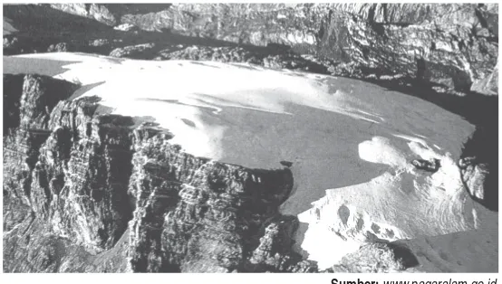 Gambar 3.8Sisa lapisan es (gletser) di Puncak 