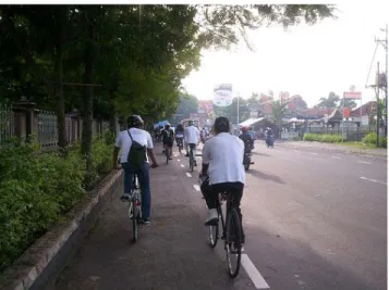 Gambar 2.5.Naik sepeda sebagai bentuk budaya cinta lingkungan  Sumber: http://community.kompas.com 