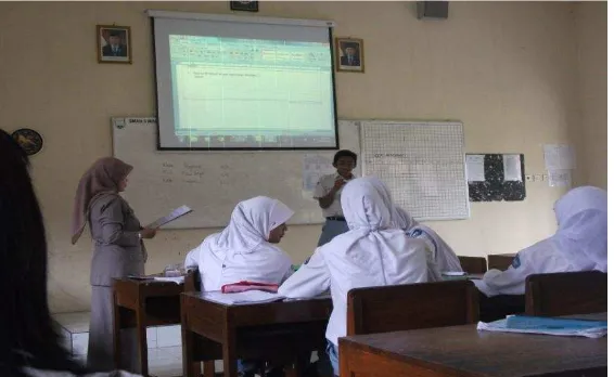 Gambar 2 guru membimbing siswa SMA N 5 Kota Magelang  melakukan diskusi 