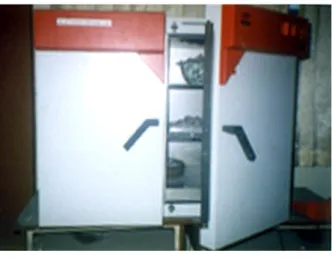Gambar 3.3 Oven kapasitas 200  ο C  d.  Universal Testing Machine (UTM) 