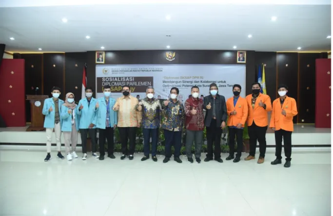 Foto 8: Photo bersama delegasi bersama perwakilan mahasiswa UNS dan IAIN Surakarta 