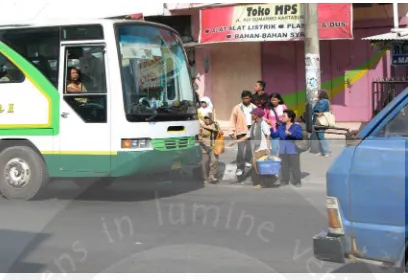 Gambar 1.5a. Bus Yang Menaikkan dan Menurunkan Penumpang Tepat di Tepi Traffic Signal Simpang Empat Bersinyal Jalan Ahmad Yani Kartosuro 