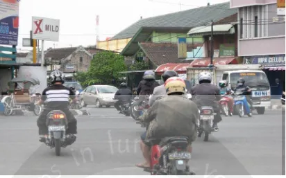 Gambar 1.6. Konflik Lalu Lintas yang Diakibatkan Karena Satu Fase Simpang Empat  Bersinyal Jalan Ahmad Yani Kartosuro 