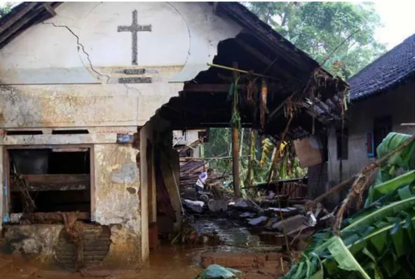 Gambar 1.2 Kondisi rumah warga yang rusak akibat terjangan banjir di Desa Sitiarjo  (Surya Online, 2013) 