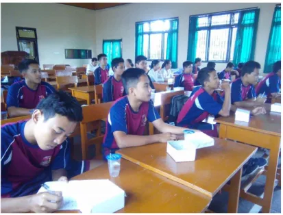 Gambar 3. Sebagian Siswa dan Guru-guru Penjasorkes SMA di Kabupaten   Bangli, peserta pelatihan softball 