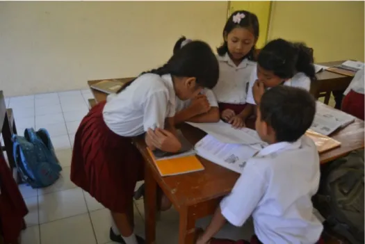 Gambar 8. Siswa berdiskusi kelompok setelah melakukan percobaan pembuatan  minyak goreng 