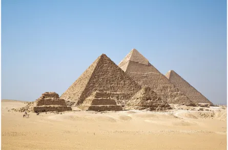 Gambar 4 Kompleks Piramida di Giza, Mesir 