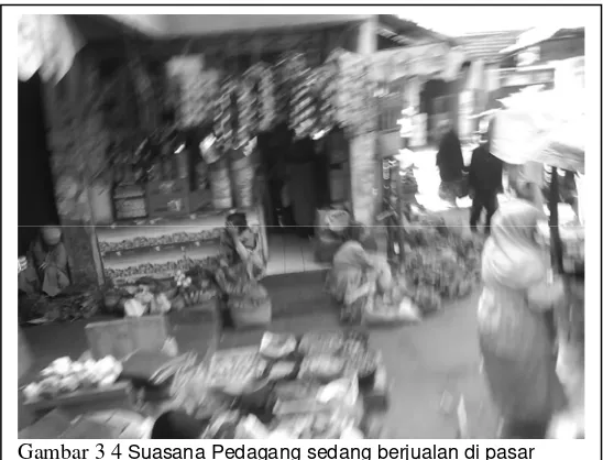 Gambar 3 4 Suasana Pedagang sedang berjualan di pasar (sumber: dokumentasi penulis)