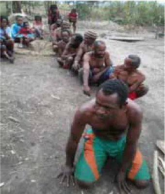 Gambar 2.4-7: Masyarakat desa Umpagalo mereka-ulang penyiksaan yang  dialami