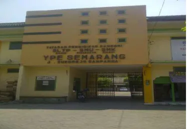 Gambar 1: Gedung SMP YPE Semarang Sumber: dokumen pribadi,30 Juli 2013 