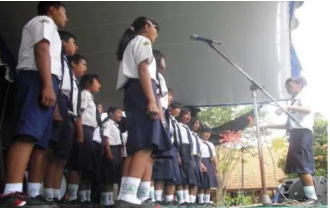 Gambar 2: Gita sedang memandu teman-temannya untuk berlatih paduan suara   Sumber : dokumen pribadi, 30 Juli 2013 