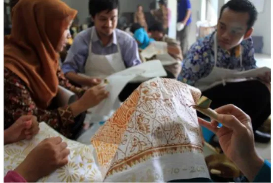 Gambar 2: Batik, salah satu kerajinan Indonesia, pernah menjadi konflik hak paten dengan    malaysia 