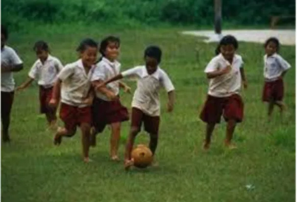 Gambar 2.1. Anak- Anak-anak bermain  sepak  bola 