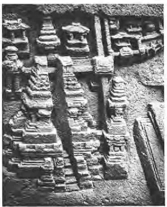 Figur 3: Satu panil relief candi yang sekarang telah hilang, menggambarkan bentuk  gugusan bangunan hunian (pakuwon) dikeliling dengan tembok-tembok besar  dilengkapi pula pintu gerbang bergaya candi bentar (Bernet Kempers 1959: 