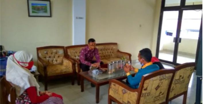 Gambar 1. Dekan Fastikom Diskusi dengan Kepala Humas SMK Diponegoro Karangayar  Terkait Kegiatan Pengabdian Masyarakat 