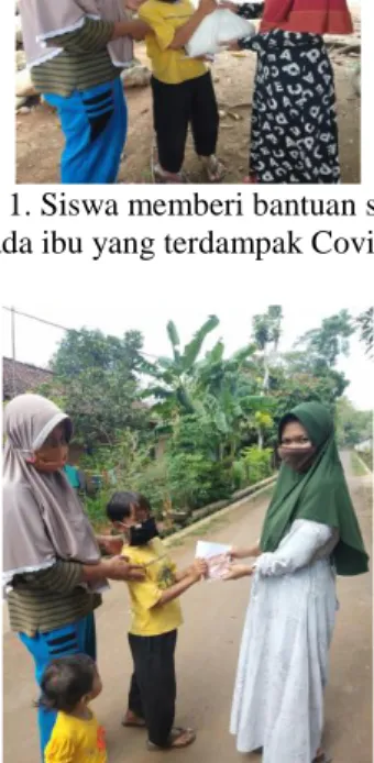 Gambar 1. Siswa memberi bantuan sembako  kepada ibu yang terdampak Covid-19  
