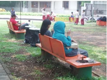 Gambar 1.1 Pemandangan manusia yang sibuk dengan telepon genggam masing-masing di Taman  Fotografi, Bandung
