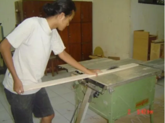 Gambar 12. Pemotongan dengan sirclesaw (pembuatan  bilah)   