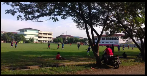 Gambar 2. Aktifitas Bermain Bola Kaki Dilakukan Pada RTH   Perumahan Nasional Helvetia, 2015 