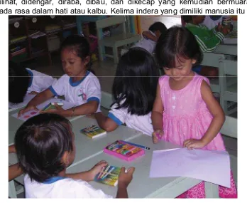 Gambar 28. Kegiatan seni rupa  di sekolah Taman Kanak-kanak (Foto: Agung Suryahadi, 2005)