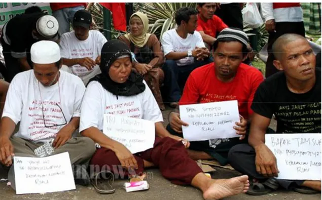 Foto 1. Warga Pulau Padang menggelar demonstrasi dengan menjahit mulut untuk  memprotes kegiatan PT