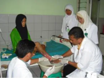 Gambar 4. Pencucian luka 