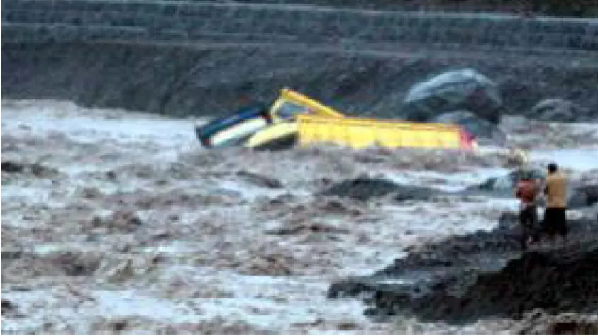 Gambar 1.1. Peristiwa Banjir Lahar   Sumber : http://news.detik.com, 2012 