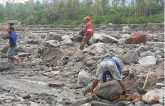 Gambar 1.2. Material lahar Kali Putih di Kecamatan Srumbung  (Foto : Kumalawati, 2010) 