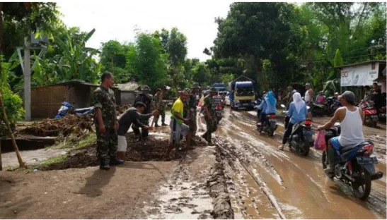 Gambar 1. Warga dan apparat saling bekerja sama membenahi jalan yang terendam  lumpur pasca banjir pada tanggal  24 Januari 2016 (sumber: portal berita online [1] ) 