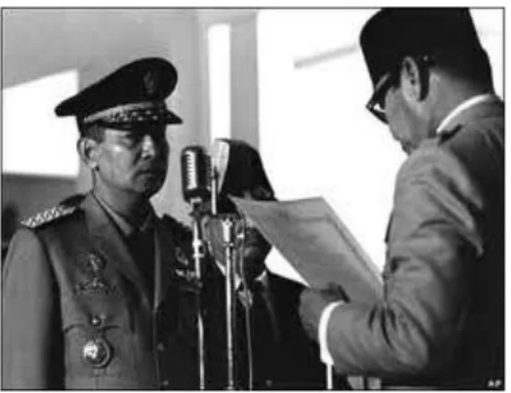 Gambar  disamping  adalah  suasana  pengambilan  sumpah dan pelantikan Jenderal Suharto sebagai  pejabat  presiden  RI  yang  menandai  berakhirnya  kekuasaan  Soekarno  dan  menjadi  tonggak  awal  bagi kekuasaan Orde Baru