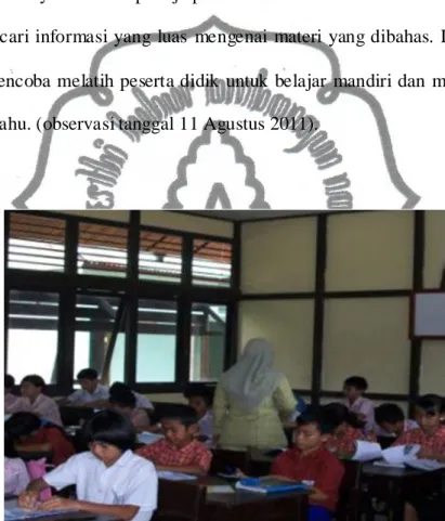 Gambar 3  : Guru memerikasa Kebersihan dan Kerapihan Kelas                    Sumber      : Dokumentasi Pribadi, tanggal 11 Agustus 2011 